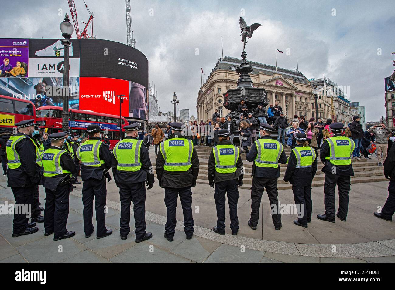 London, Großbritannien. März 2021, 20th. Die Polizei versucht, Demonstranten zu stoppen.Tausende von Demonstranten nehmen an einem Anti-Lockdown-marsch Teil. Eine weltweite Rallye für Freiheit Stockfoto