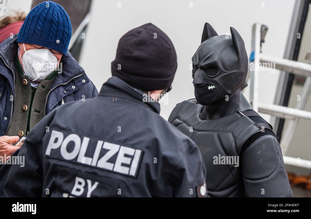 München, Bayern, Deutschland. März 2021, 21st. Ein als Batman gekleideter Mann bei der Demo Gemeinsame Zukunft in München, dem von der Polizei erzählt wurde, dass das Kostüm gegen die Anti-Verkleidungsgesetze für Demos verstoße. Die Gruppe Gemeinsame Zukunft unter der Leitung von Susanna Grill von Cocoon Hotels veranstaltete auf der Münchner Theresienwiese eine Demonstration, die ein Ende der Sperrungspolitik Deutschlands und vernünftige Anti-Corona-Maßnahmen forderte. Trotz der Forderungen nach 1.000 "bedenklichen Menschen", die dort sein sollten, hatte die Gruppe weniger als 100, mit vielen bekannten Querdenken/Corona Rebel und Neonazi/NPD Mitgliedern, Rechtsextremen/Verschwörung mich Stockfoto