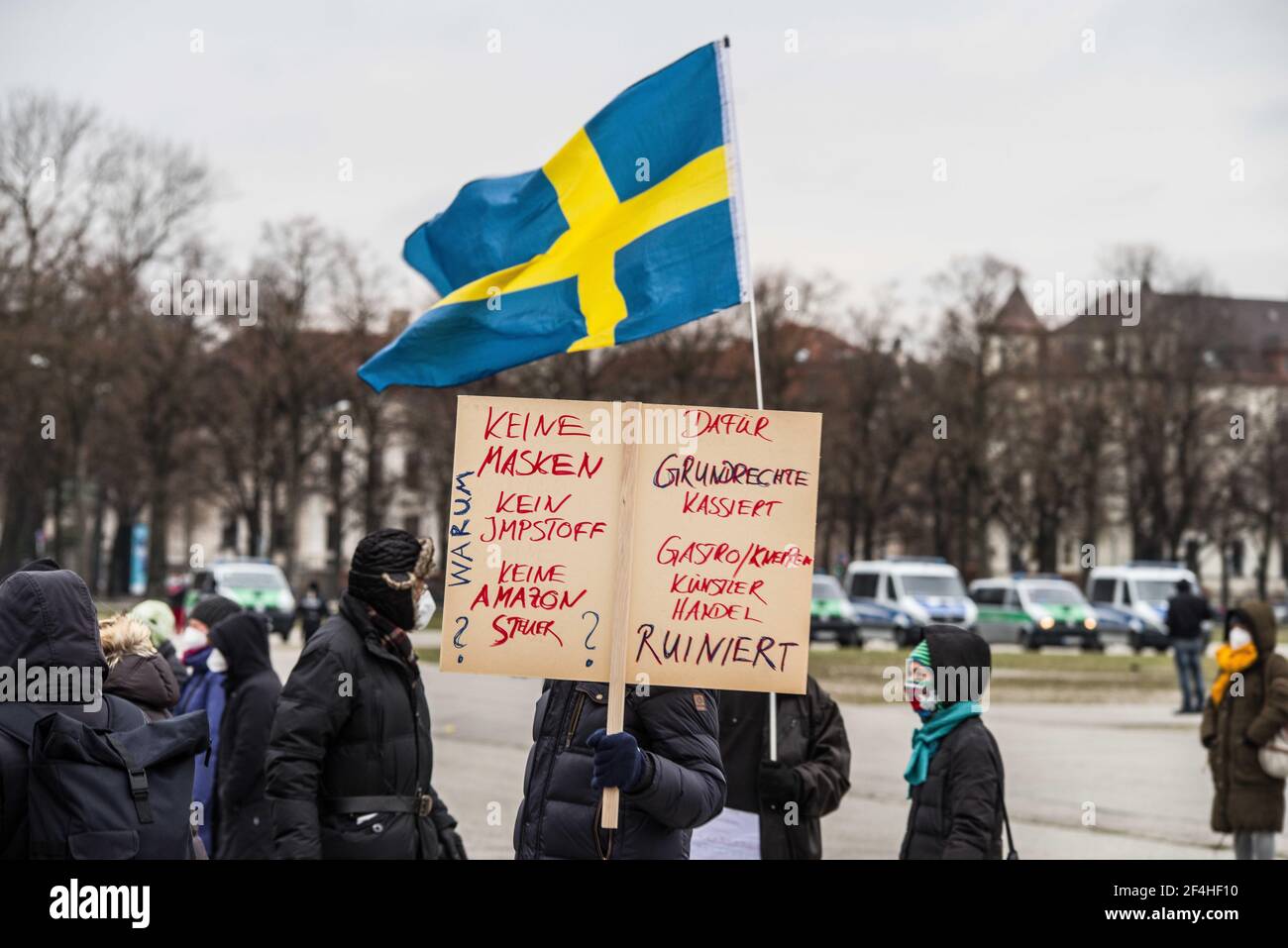 München, Bayern, Deutschland. März 2021, 21st. Eine bekannte Corona Rebel und Verschwörungstheoretikerin nimmt eine prominente Position bei der Demo der Gemeinschaft Zukunft mit einer schwedischen Flagge ein. Die Gruppe Gemeinsame Zukunft unter der Leitung von Susanna Grill von Cocoon Hotels veranstaltete auf der Münchner Theresienwiese eine Demonstration, die ein Ende der Sperrungspolitik Deutschlands und vernünftige Anti-Corona-Maßnahmen forderte. Trotz der Forderungen nach 1.000 "reasonable people", die dort sein sollten, hatte die Gruppe weniger als 100, mit vielen bekannten Querdenken/Corona Rebel und Neonazi/NPD Mitgliedern, rechtsextremen/Verschwörungsmedien und Vertretern von Epoch Stockfoto