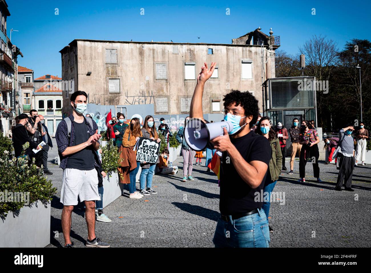 Porto, Portugal. März 2021, 21st. Ein Protestant, der Slogans auf einem Megaphon singt, während der von Núcleo Antifascista do Porto (Antifaschist Porto) organisierten Demonstration gegen Rassismus zum Internationalen Tag gegen Rassendiskriminierung. (Foto von Teresa Nunes/SOPA Images/Sipa USA) Quelle: SIPA USA/Alamy Live News Stockfoto