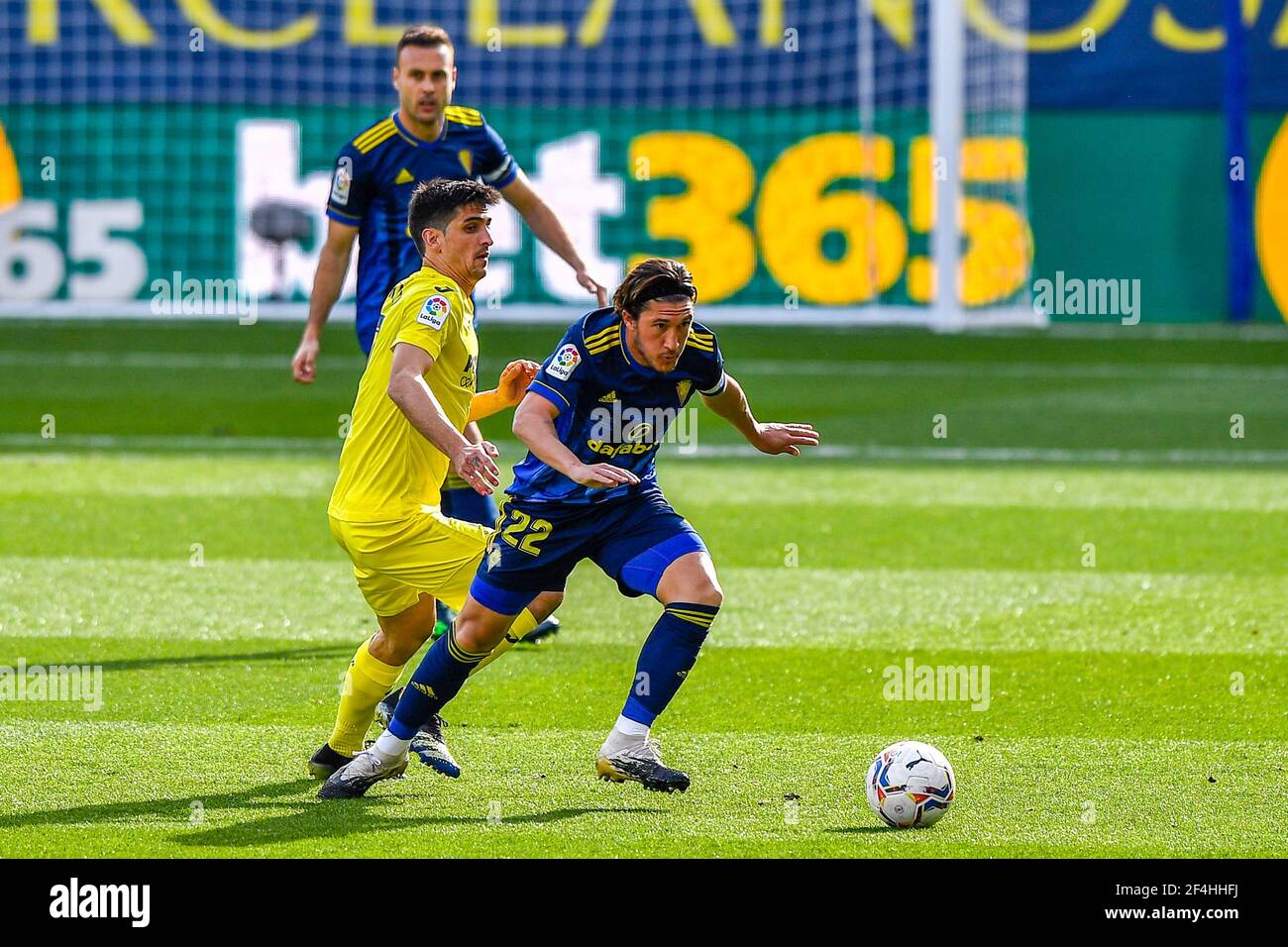 VILLARREAL, SPANIEN - 21. MÄRZ: Gerard Balaguer aus Villarreal CF, Luis Espino aus C‡diz CF während des La Liga-Spiels zwischen Villarreal CF und Cadiz FC A Stockfoto