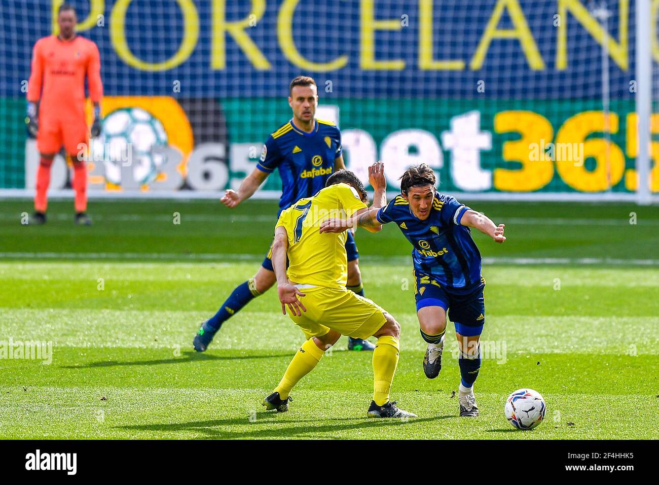 VILLARREAL, SPANIEN - 21. MÄRZ: Gerard Balaguer aus Villarreal CF, Luis Espino aus C‡diz CF während des La Liga-Spiels zwischen Villarreal CF und Cadiz FC A Stockfoto