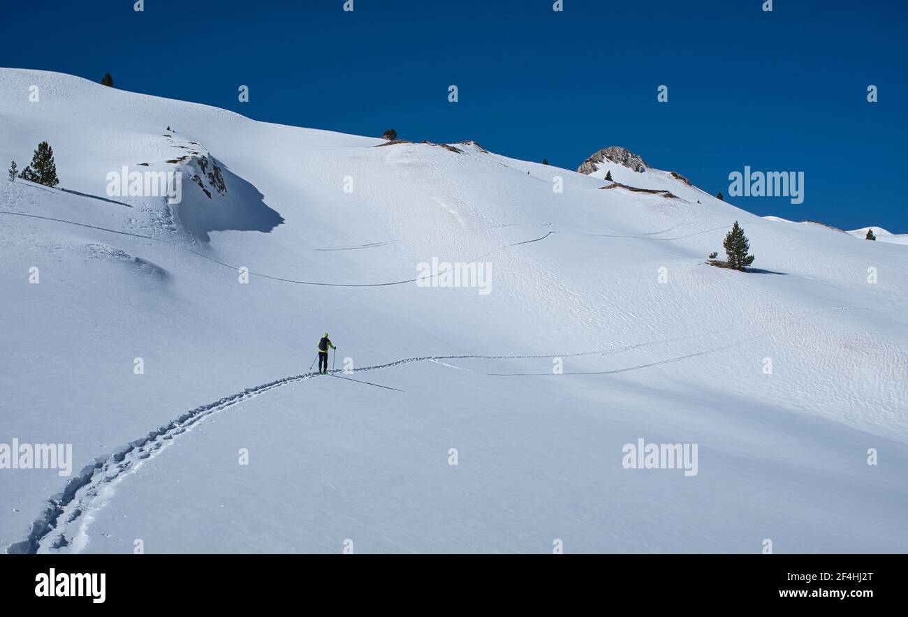 Ein schöner Tag des Bergskifahrens mit perfekten Bedingungen während eines herrlichen Wintertages. Stockfoto