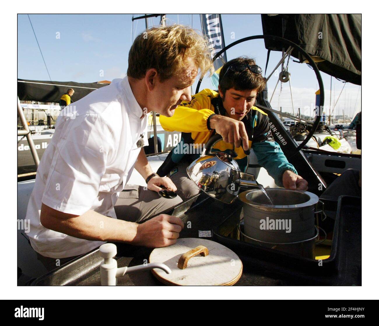 Gordon Ramsay und bowman Lucas Brun versuchen, etwas Geschmack in das Essen zu stecken, das an Bord konsumiert werden soll. Gordon Ramsey kam als Lebensmittelberater für das niederländische Team zum Team von ABN AMRO beim Volvo Ocean Race. Er wird versuchen, den Geschmack und den nutricianal Inhalt der getrockneten Lebensmittel an Bord zu verbessern. Gordon konnte das Teamrennen beim ersten in-Port-Rennen des Weltrennens in Sanxenxo an der spanischen Nordküste beobachten.Bild David Sandison 4+5/11/2005 Stockfoto