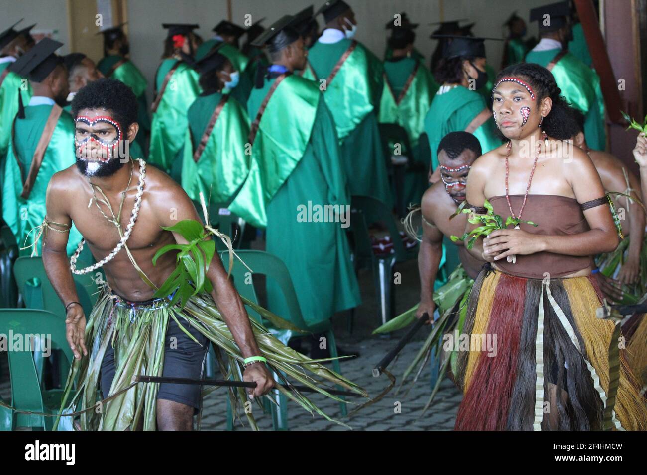 Milne Bay-Tänzer bei der Graduiertenfeier der Divine Word University 39. im März 2021 in Madang, Papua-Neuguinea Stockfoto