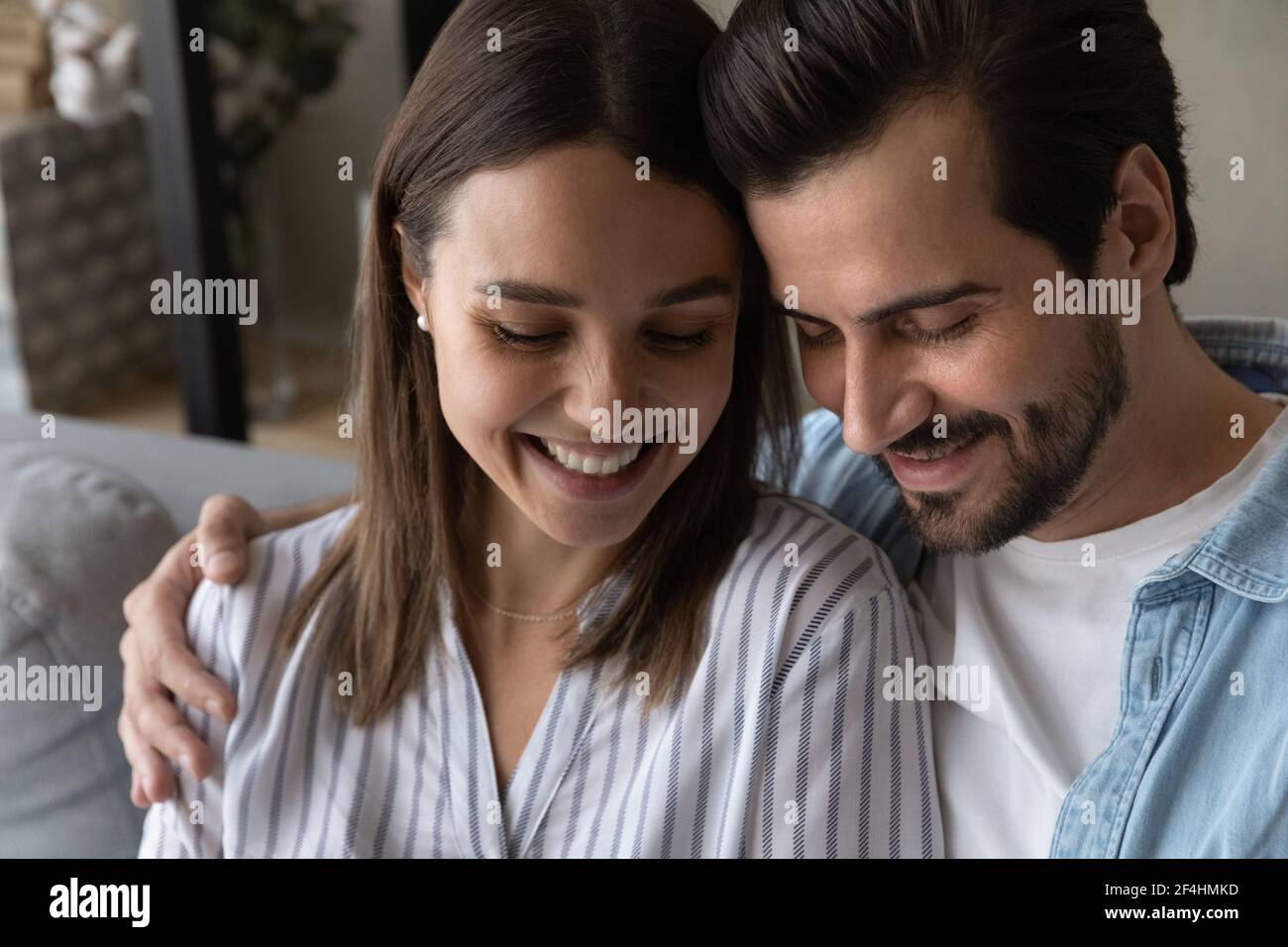 Close up glücklich junges Paar genießen zarten Moment, umarmt Stockfoto