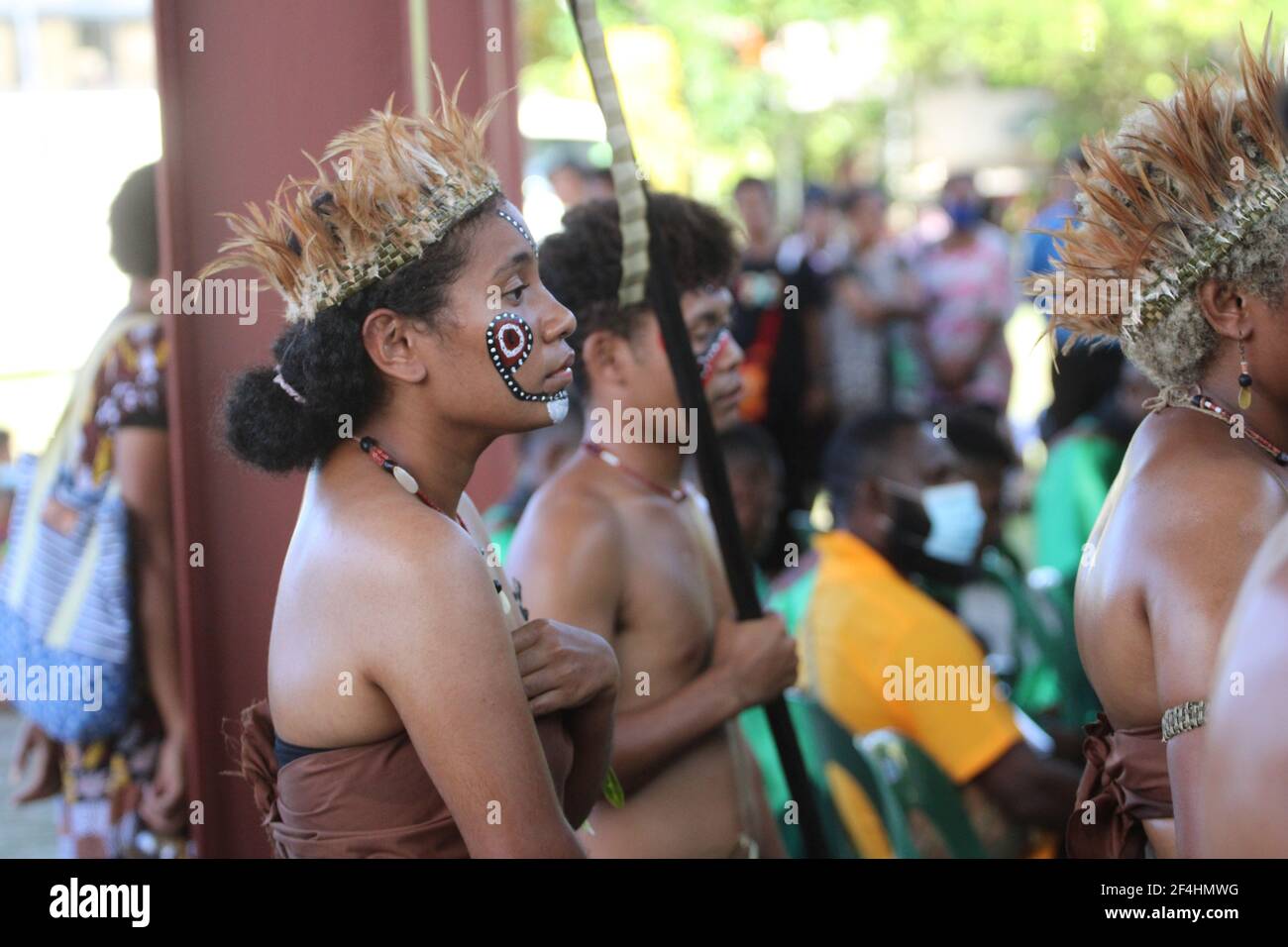 Ein Milne Bay lass, der die Gäste an der Divine Word University 39th in Madang, Papua-Neuguinea, begleitet. Stockfoto