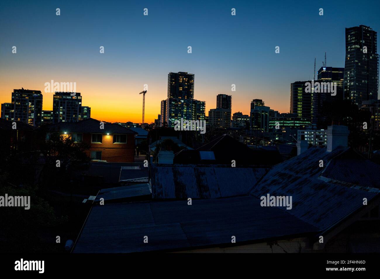 Herrlicher Abend mit oranger Skyline bei einem Sonnenuntergang in parramatta Stadt Stockfoto
