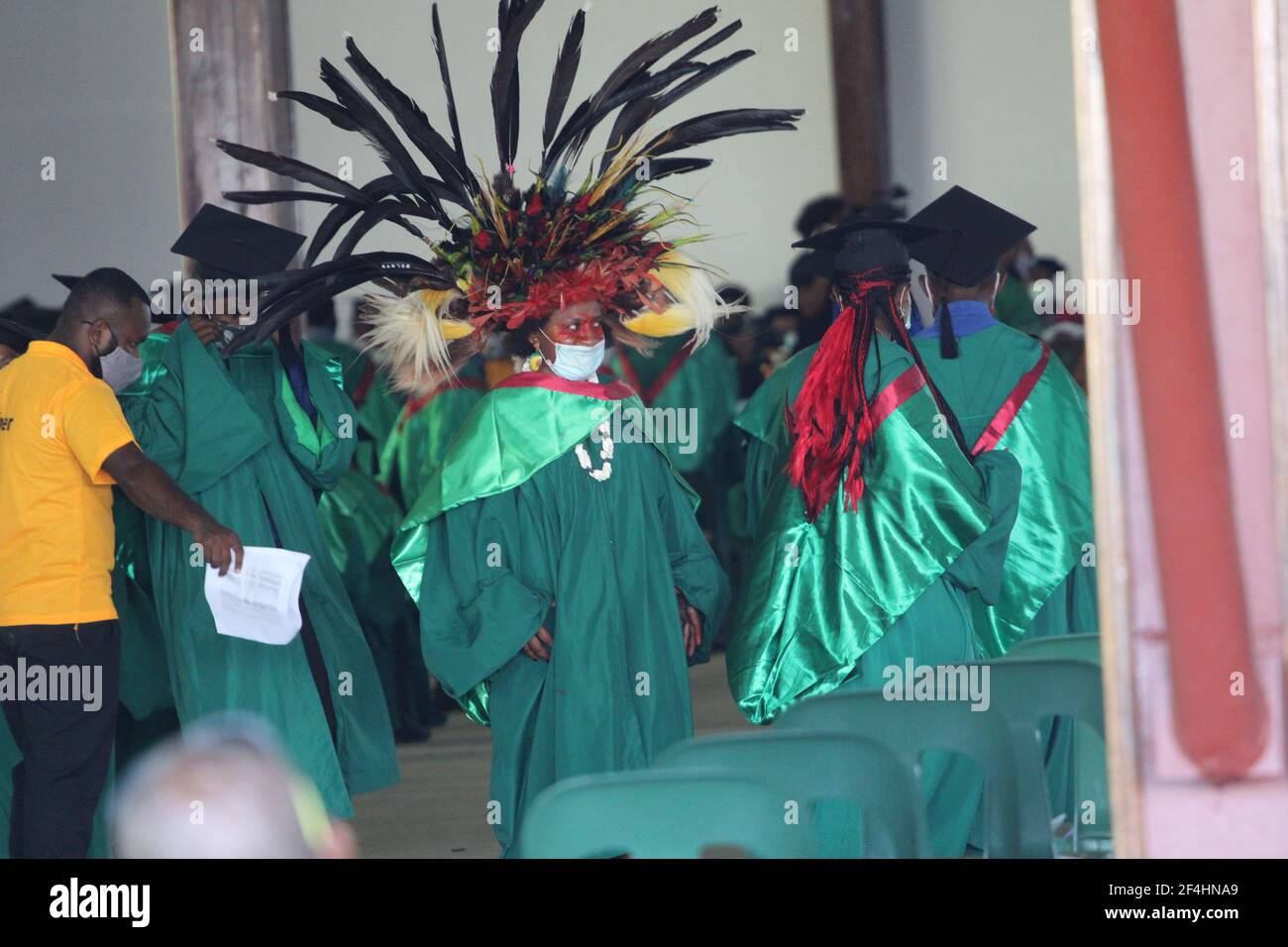 Eine weibliche Großtante, die einen traditionellen Kopfschmuck während der Abschlussfeier der Divine Word University im März 39. in Madang, Papua-Neuguinea, im März 2021 trägt Stockfoto