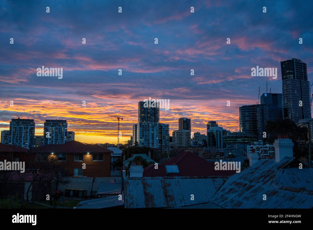 Parramatta Stadt mit dramatischen orange und gelb Sonnenuntergang Stockfoto