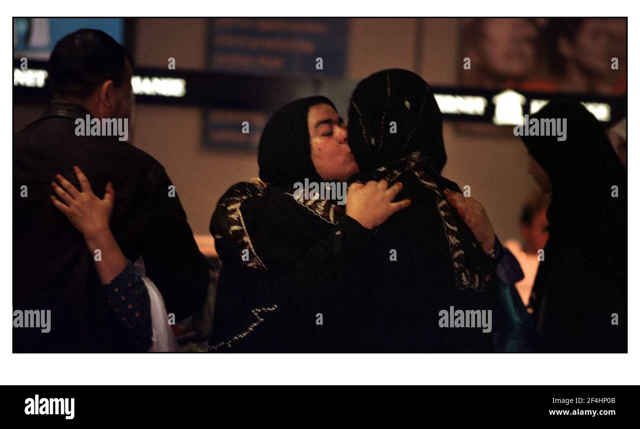 Ankunft am Flughafen Heathrow Passagiere Oktober 2000who waren unter Die Passagiere im Saudi-Jet entführt und umgeleitet zu Bagdad werden von Freunden und Verwandten getroffen Stockfoto