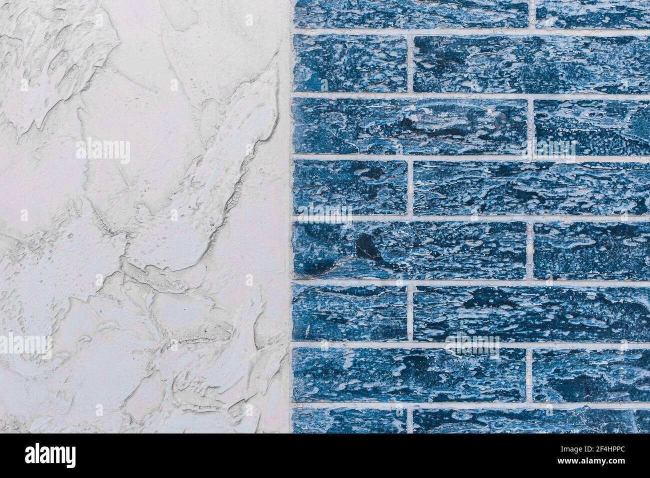 Weiße Wandstruktur und blaue Ziegelwand mit abstraktem Muster Hintergrund. Stockfoto