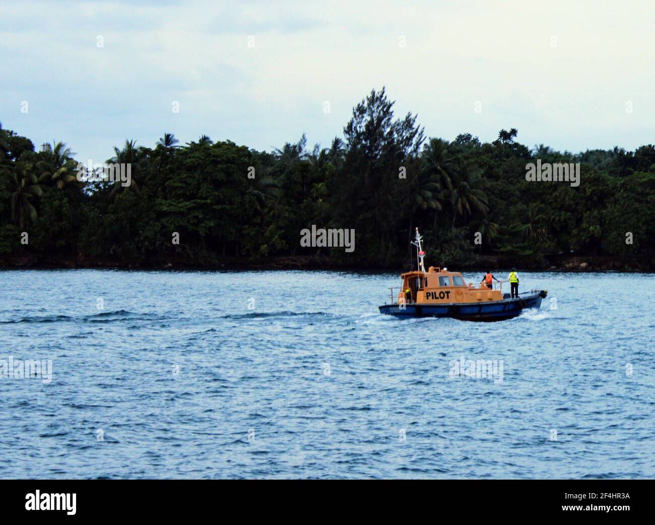 Ein Pilotboot an der Dellman-Passage in Madang, Papua-Neuguinea (PNG). Stockfoto