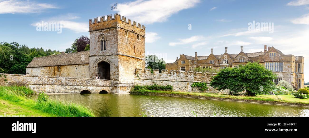 Panoramablick auf Broughton Castle, in der Nähe von Banbury, Oxfordshire, zeigt Befestigungsanlagen und den Graben. Stockfoto