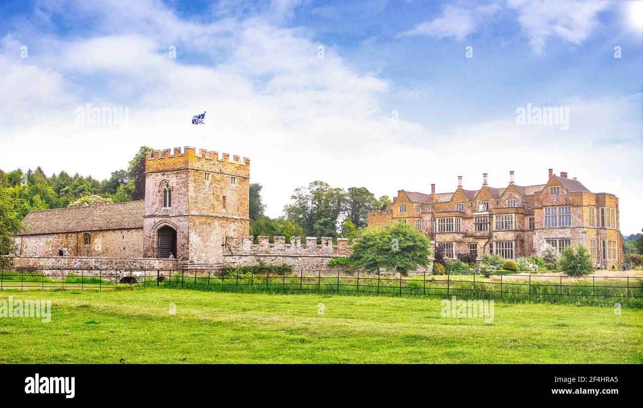 Panoramablick auf Broughton Castle mit Festungen Stockfoto