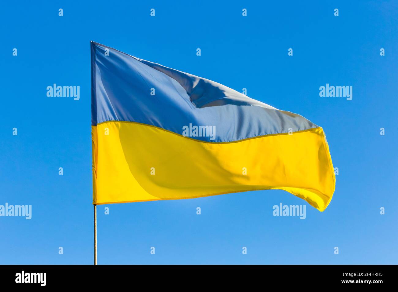 Ukrainische Nationalflagge gegen blauen Himmel, Nahaufnahme. Stockfoto