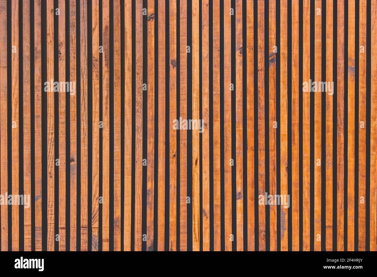 Braune Holz vertikale Linien moderne Innendiele Oberfläche Textur Hintergrund. Stockfoto