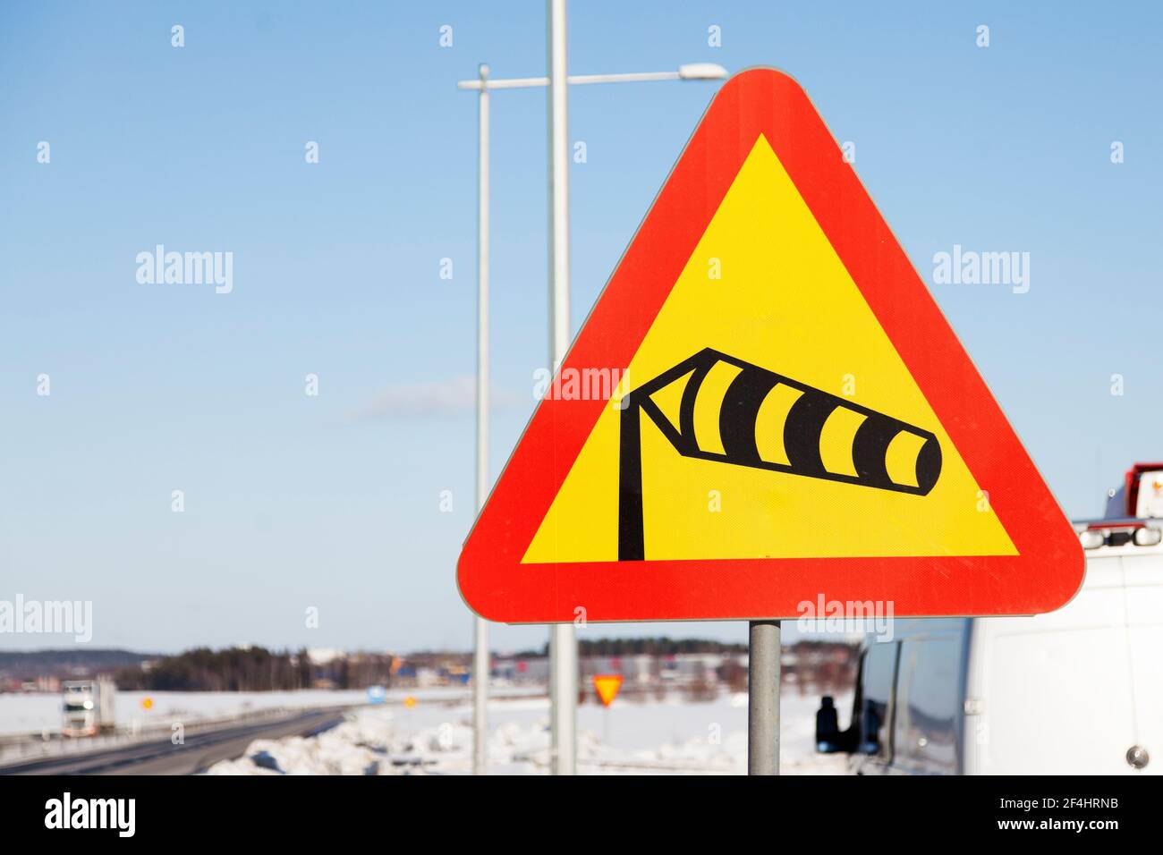 Ein Verkehrszeichen, das Warnung vor starken Winden bedeutet Stockfoto