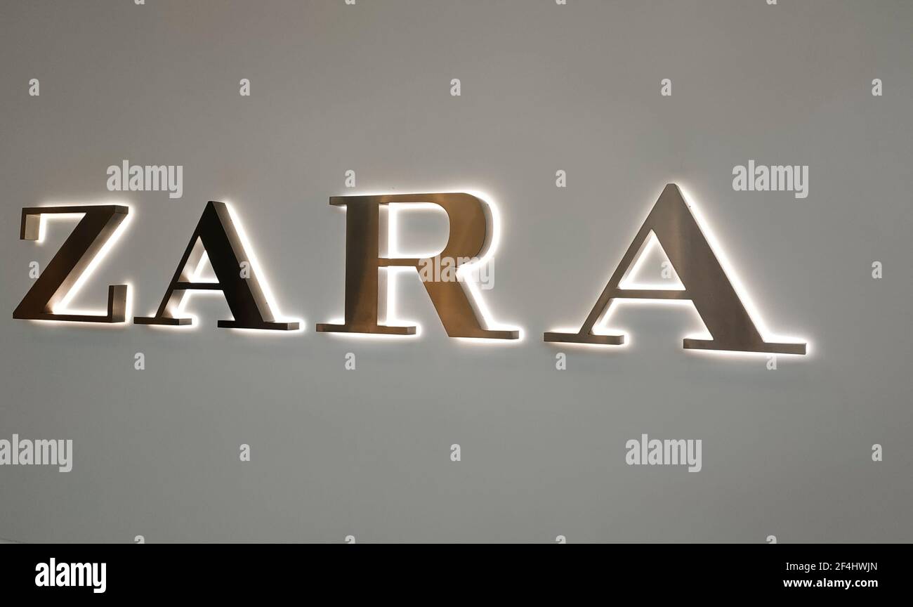 Coruna Spanien Logo Der Modemarke Zara In Metall Mit Dem Relief Der Buchstaben Auf Weissem Hintergrund Am 15 Marz 21 Beleuchtet Stockfotografie Alamy