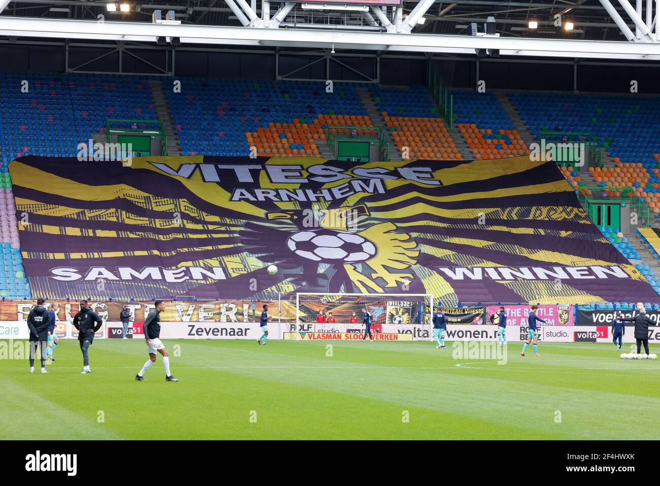 ARNHEM, NIEDERLANDE - 21. MÄRZ: Banner von Vitesse während des niederländischen Eredivisie-Spiels zwischen Vitesse und Willem II. Im GelreDome am 21. März 2021 in Ar Stockfoto