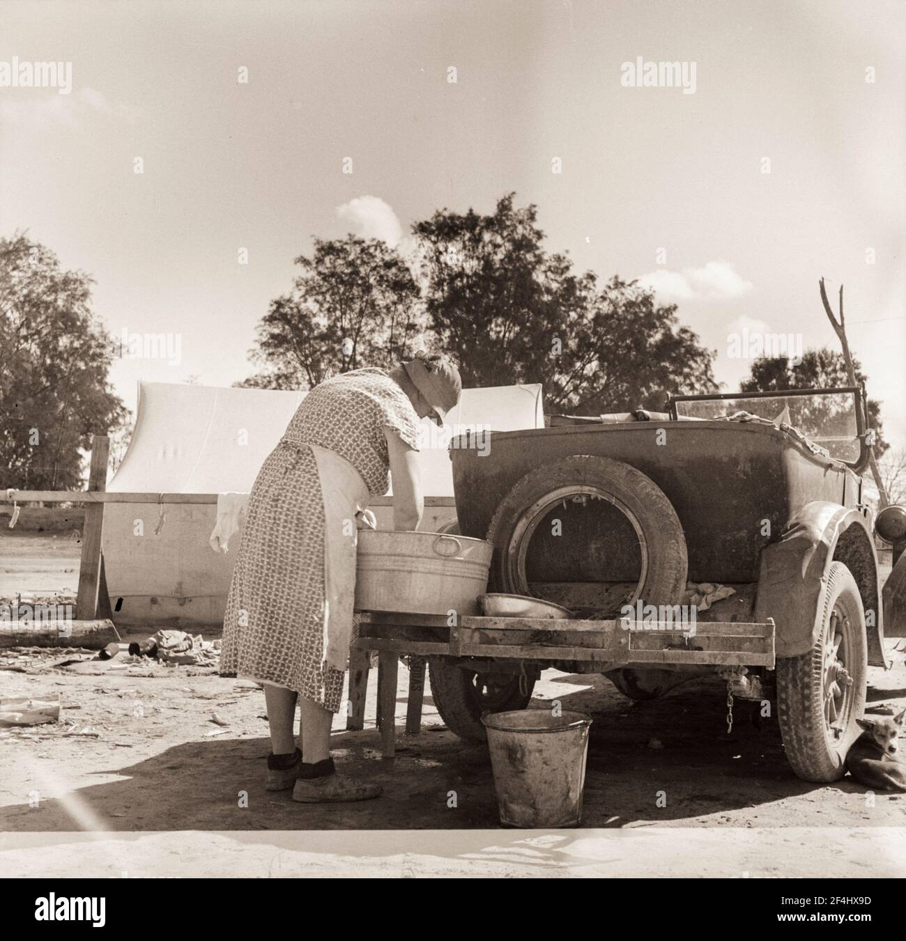 „Blauer Montag“ in einem kalifornischen Migrationslager. Februar 1936. Foto von Dorothea lange. Stockfoto