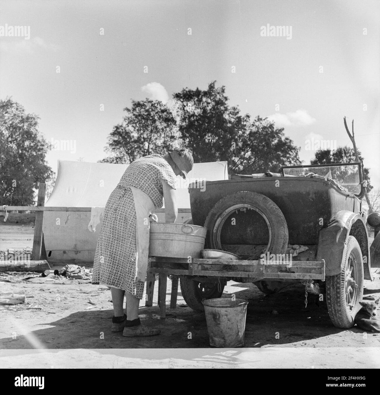 „Blauer Montag“ in einem kalifornischen Migrationslager. Februar 1936. Foto von Dorothea lange. Stockfoto