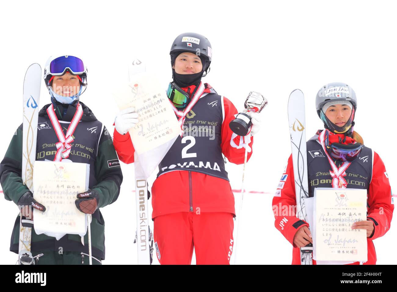 Taira Snow Park, Toyama, Japan. März 2021, 20th. (L-R) Takuya Shimakawa, Sou Matsuda, Takuto Nishizawa, 20. MÄRZ 2021 - Freestyle Skiing : die 41st All Japan Ski Championships Freestyle Moguls Men's Moguls Award Ceremony im Taira Snow Park, Toyama, Japan. Quelle: Naoki Nishimura/AFLO SPORT/Alamy Live News Stockfoto