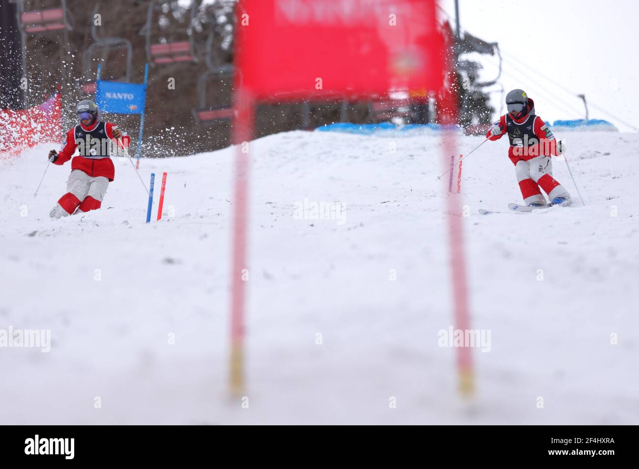 Taira Snow Park, Toyama, Japan. März 2021, 21st. (L-R) Taketo Nishizawa, Yutaro Murata, 21. MÄRZ 2021 - Freestyle Skiing : die 41st All Japan Ski Championships Freestyle Moguls Männer Dual Moguls im Taira Snow Park, Toyama, Japan. Quelle: Naoki Nishimura/AFLO SPORT/Alamy Live News Stockfoto