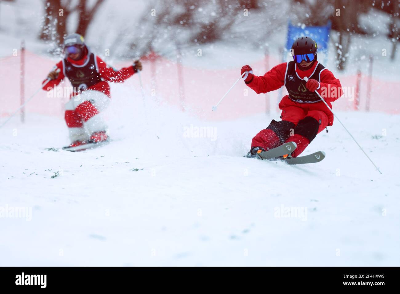 Taira Snow Park, Toyama, Japan. März 2021, 21st. (L-R) Taketo Nishizawa, Takuma Okada, 21. MÄRZ 2021 - Freestyle Skiing : die 41st All Japan Ski Championships Freestyle Moguls Männer Dual Moguls im Taira Snow Park, Toyama, Japan. Quelle: Naoki Nishimura/AFLO SPORT/Alamy Live News Stockfoto