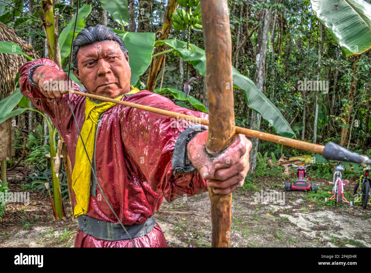 Außenausstellung des Seminole-Mannes, der Pfeil und Bogen schießt Das Ah-Tah-Thi-Ki Museum des Seminole Tribe of Florida befindet Abseits des Tamiami Trail in C Stockfoto