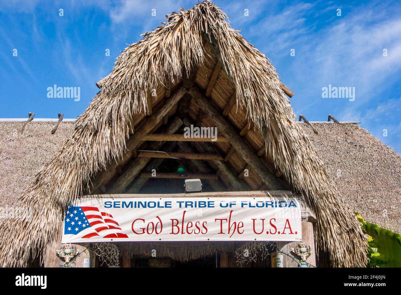 Das reetgedeckte Dach Eingangsgebäude zum Seminole Tribe von Floridas Billie Swamp Safari. Stockfoto