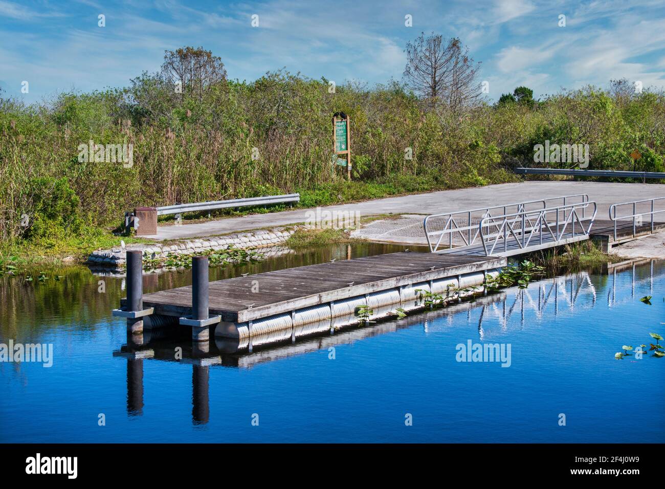 Die Bootsrampe und schwimmende Dock an den Everglades & Francis S. Taylor Wildlife Management Area auf Alligator Alley, I-75, in Florida. Stockfoto