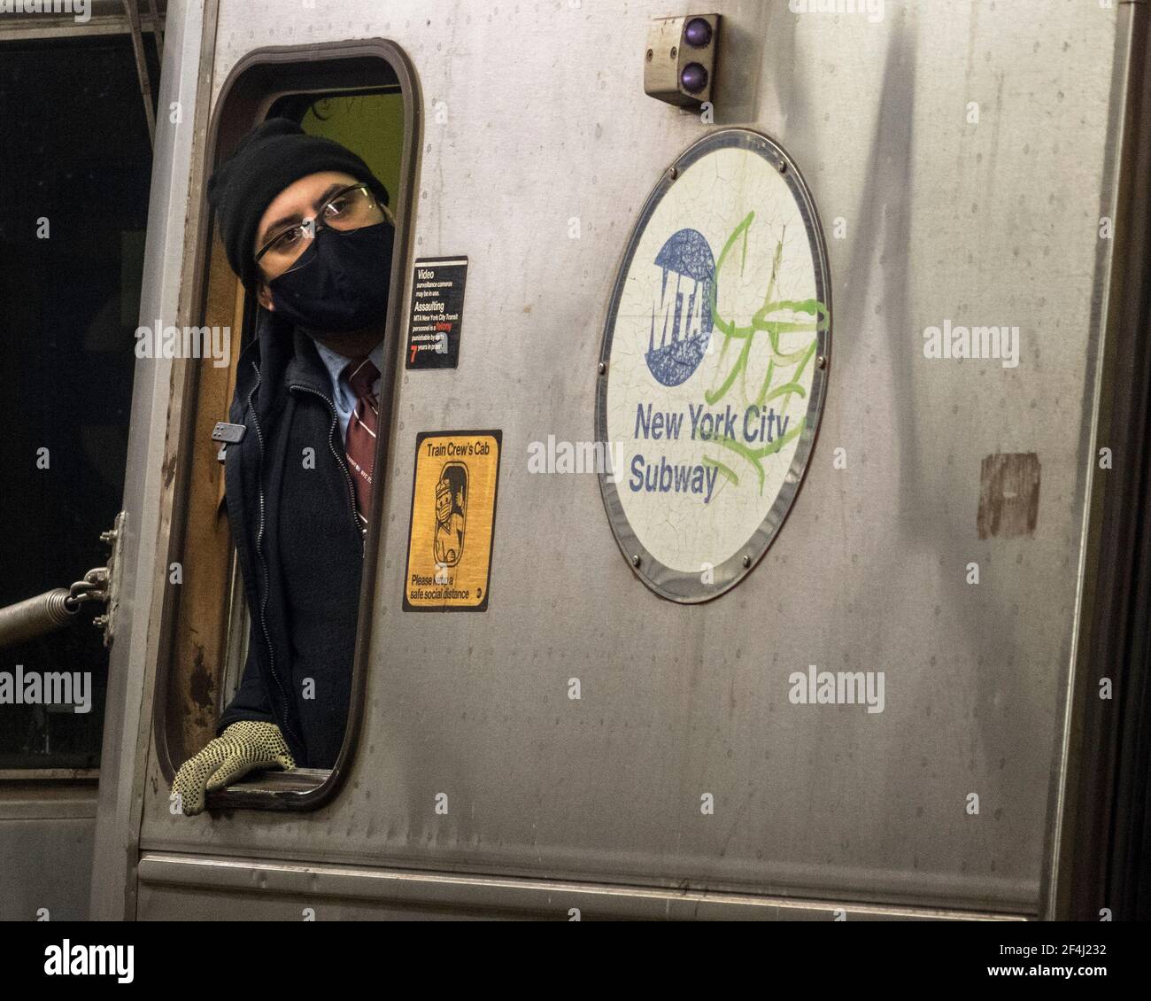 New York, New York, USA. März 2021, 20th. Ein U-Bahnleiter trägt eine Maske auf dem ZUG A in der West 4th Street. Kredit: Debra L. Rothenberg/ZUMA Wire/Alamy Live Nachrichten Stockfoto