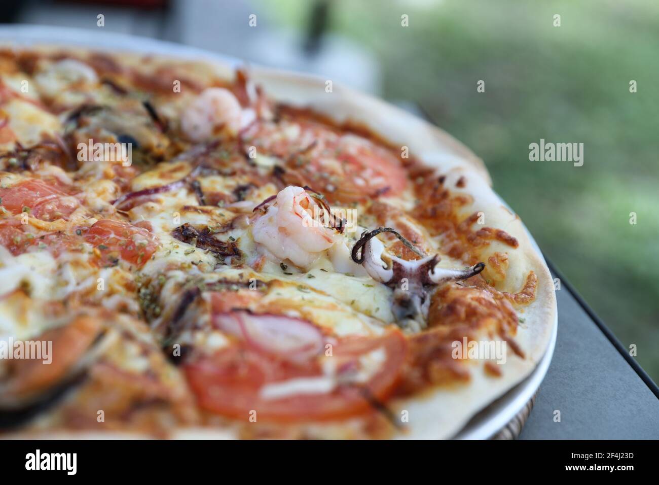 Meeresfrüchte-Pizza, mit Muscheln Tintenfisch Garnelen und Tomaten, italienische Küche Stockfoto