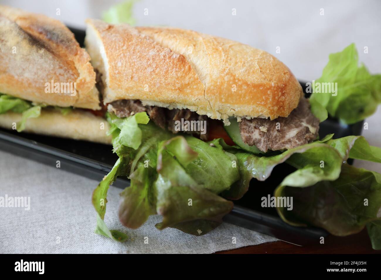 Rindfleisch Sandwich auf Holz Hintergrund Stockfoto