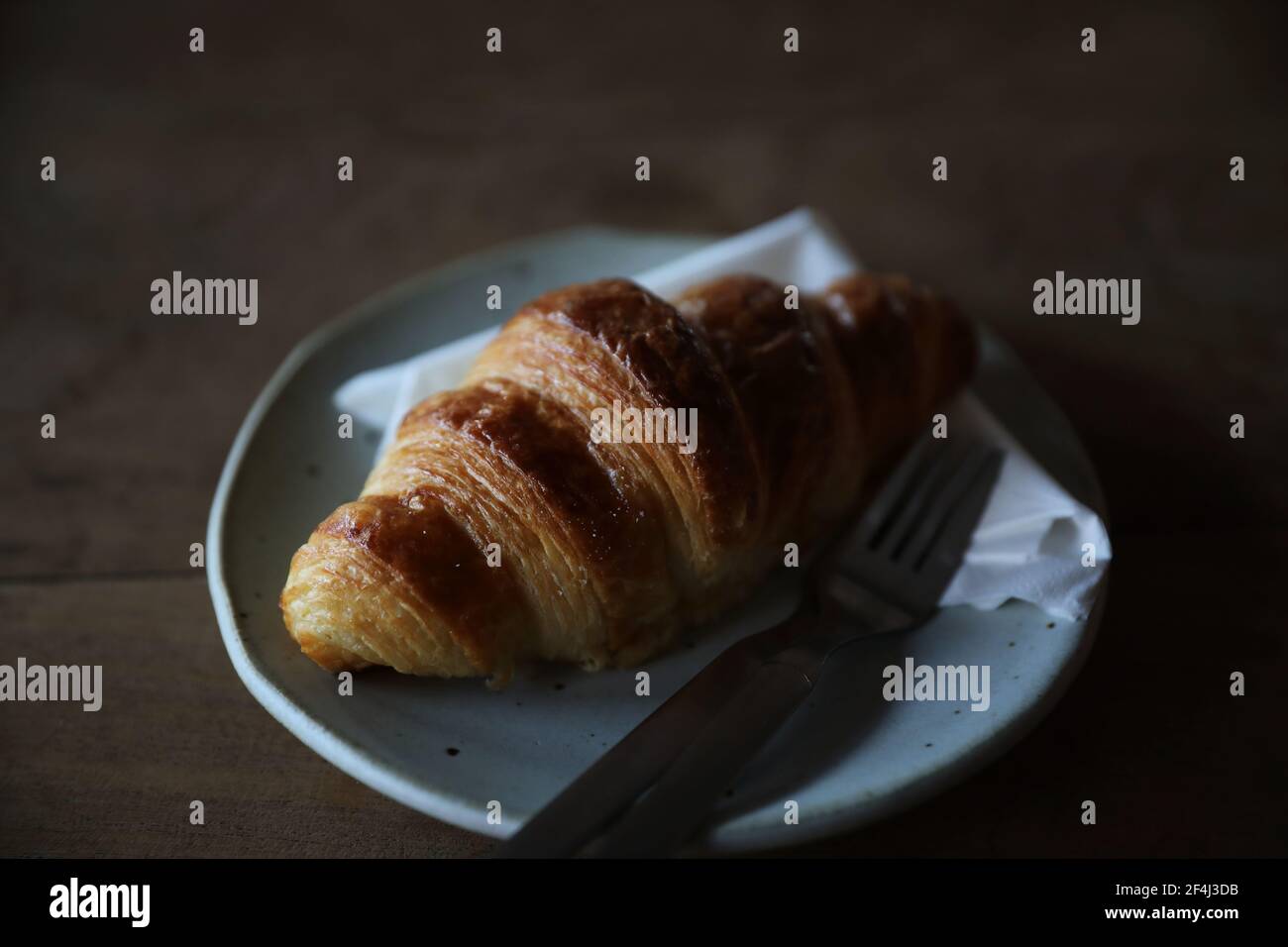 Croissant auf Holz Hintergrund Stockfoto