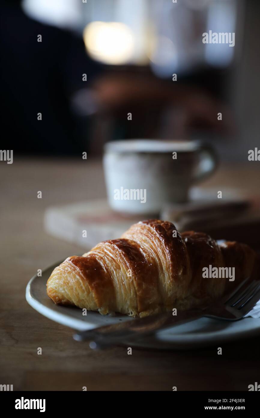 Croissant auf Holz Hintergrund Stockfoto