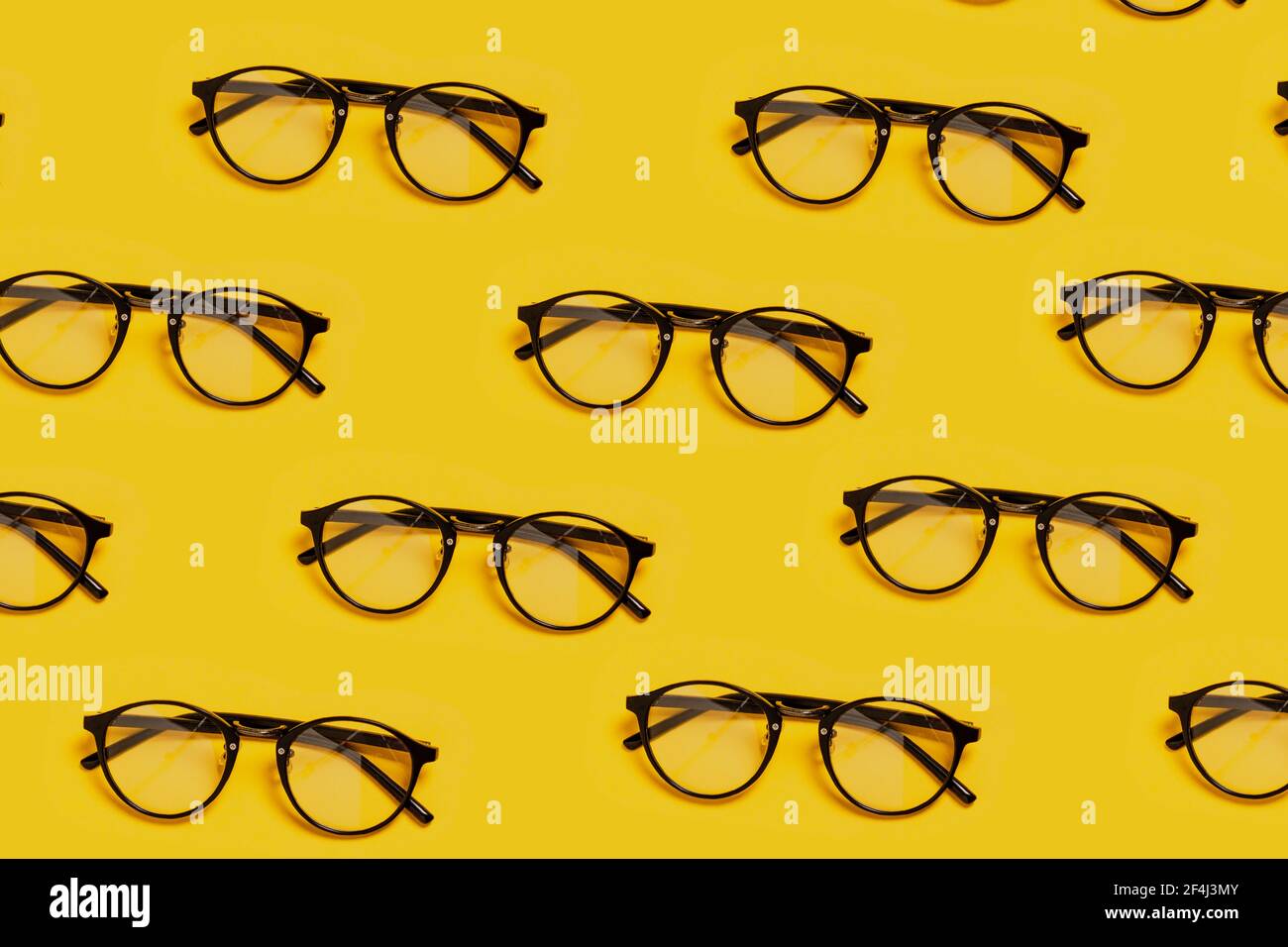 Hipster Schwarze Brille auf modischem gelben Hintergrund Stockfoto
