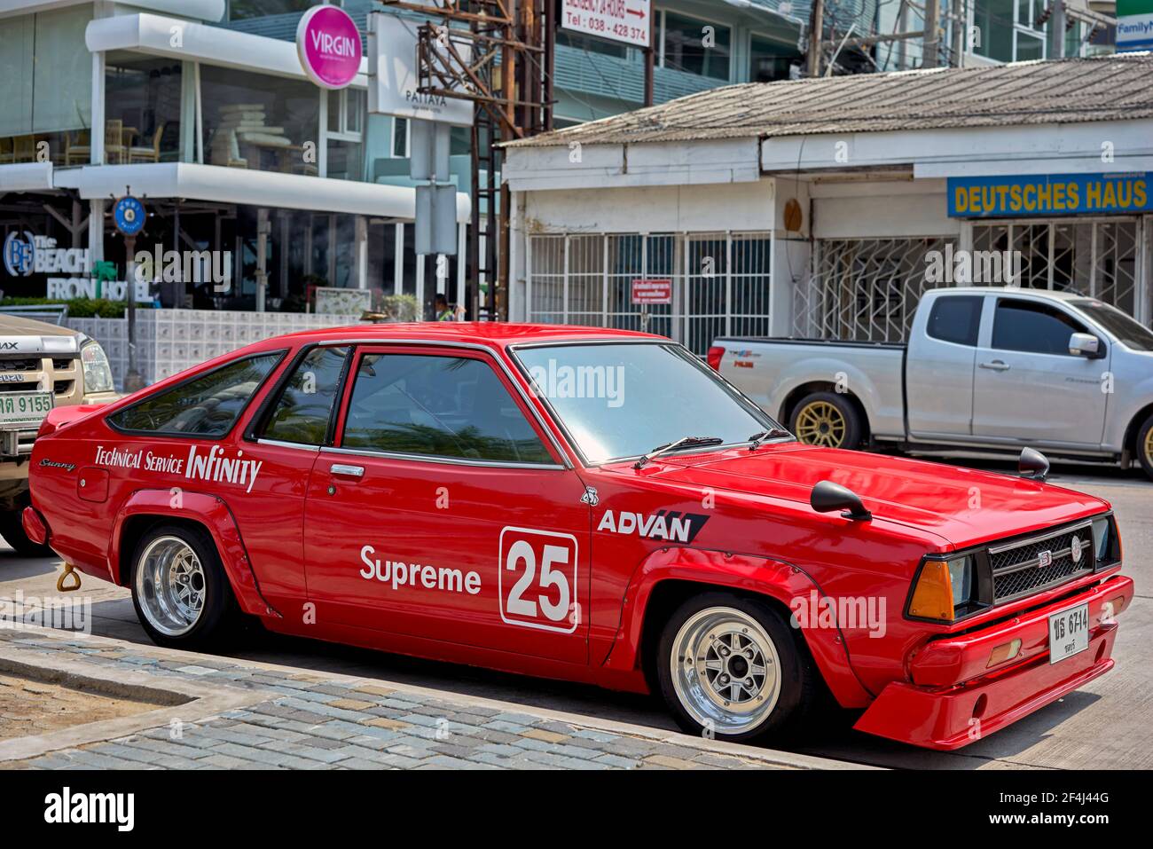Nissan Sunny Vintage-Kombi angepasst und fertig in rot. Datsun Sunny 1000 Stockfoto