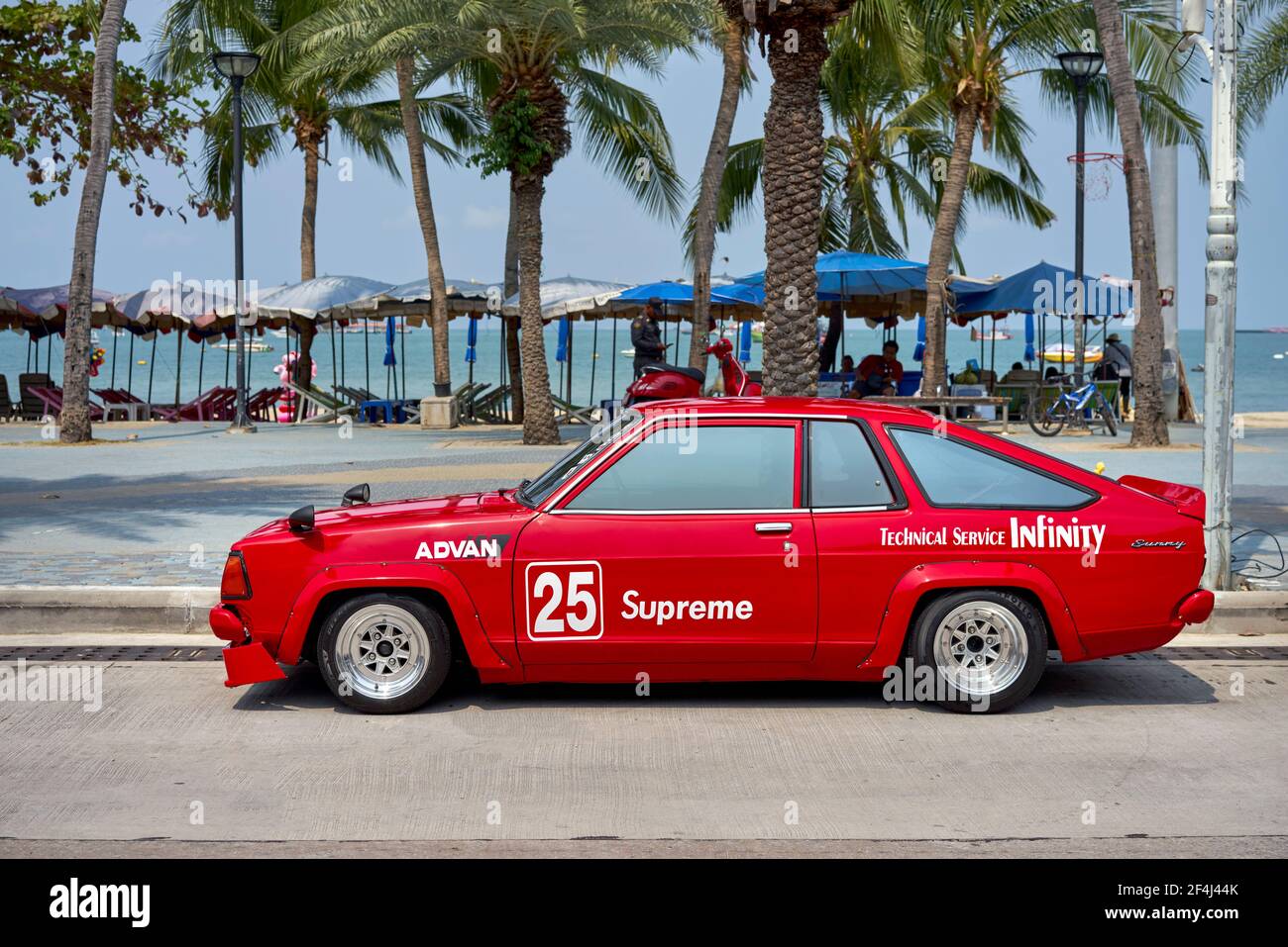 Nissan Sunny Vintage-Kombi angepasst und fertig in rot. Datsun Sunny 1000 Stockfoto