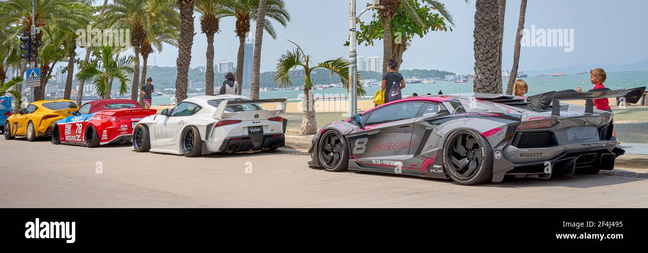 Supersportwagen-Linie, darunter Lamborghini Aventador, Toyota Supra GR Nissan 370 Z an der Pattaya Beach Road, Thailand, Südostasien Stockfoto