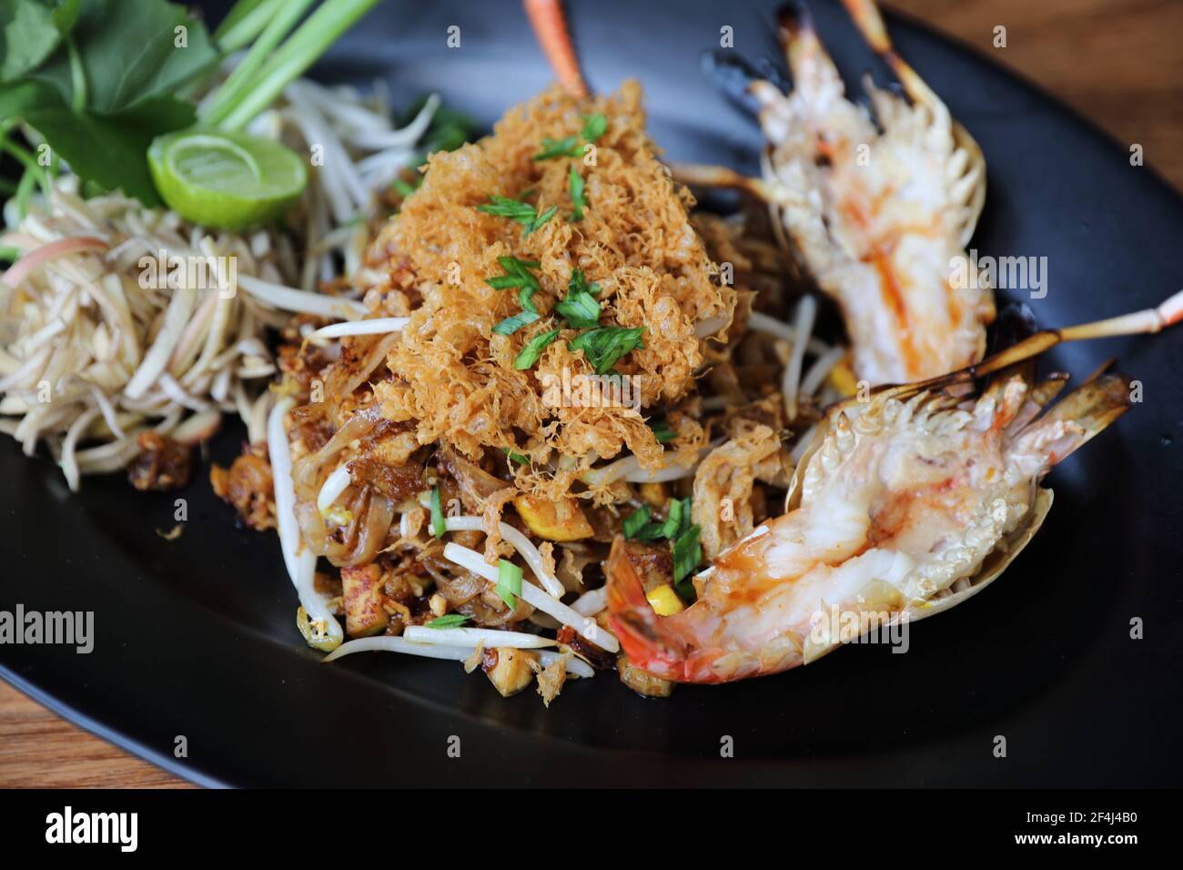 Garnelenunterlage thai Nudeln mit Garnelen auf der Oberseite, Thai Essen Stockfoto