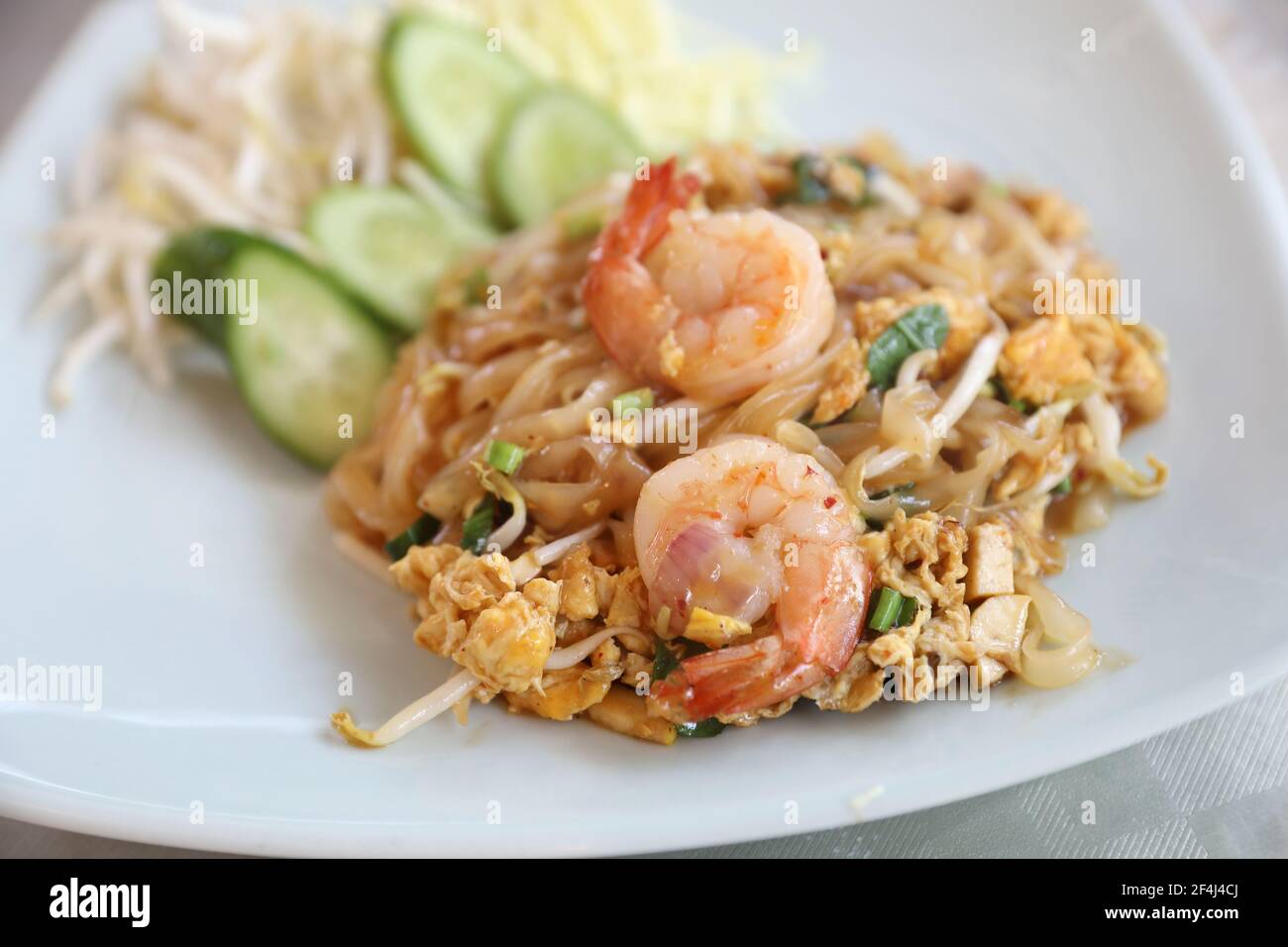 Garnelenunterlage thai Nudeln mit Garnelen auf der Oberseite, Thai Essen Stockfoto