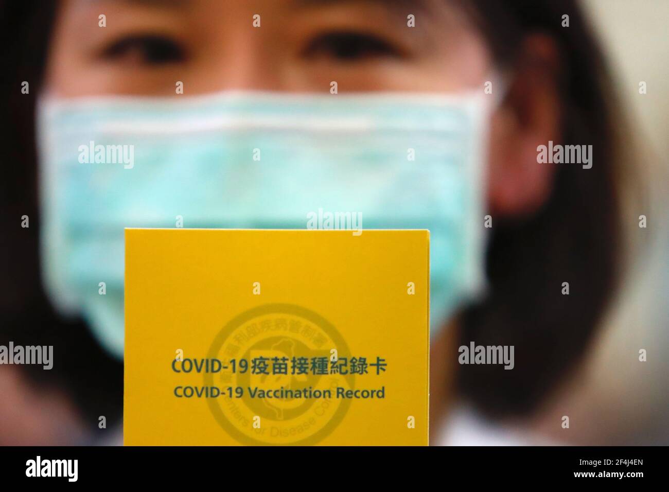 Taipei, Taipei, Taiwan. März 2021, 22nd. Eine Krankenschwester hält eine Covid-Impfkarte, nachdem sie AstraZeneca-Impfung gegen Covid-19 erhalten hatte, als Taiwan mit den Impfungen beginnt, im Far Eastern Hospital in Taipei. Medizinische Mitarbeiter, darunter Ärzte und Krankenschwestern, vorherrschende Beamte und Personen ab 65 Jahren, werden zuerst in ganz Taiwan geimpft, während die taiwanesischen Impfstoffe klinische Studien bleiben. Quelle: Daniel Ceng Shou-Yi/ZUMA Wire/Alamy Live News Stockfoto