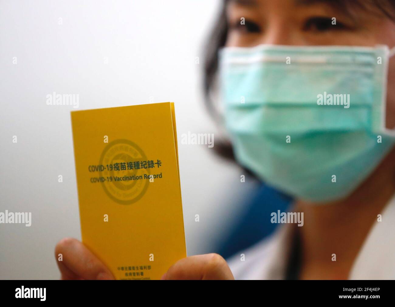 Taipei, Taipei, Taiwan. März 2021, 22nd. Eine Krankenschwester hält eine Covid-Impfkarte, nachdem sie AstraZeneca-Impfung gegen Covid-19 erhalten hatte, als Taiwan mit den Impfungen beginnt, im Far Eastern Hospital in Taipei. Medizinische Mitarbeiter, darunter Ärzte und Krankenschwestern, vorherrschende Beamte und Personen ab 65 Jahren, werden zuerst in ganz Taiwan geimpft, während die taiwanesischen Impfstoffe klinische Studien bleiben. Quelle: Daniel Ceng Shou-Yi/ZUMA Wire/Alamy Live News Stockfoto