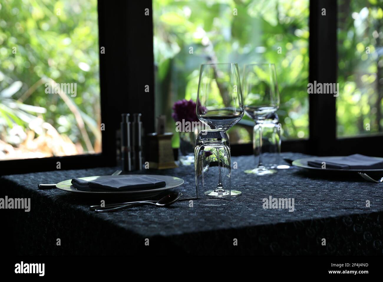Tischset mit grünem Naturhintergrund Stockfoto