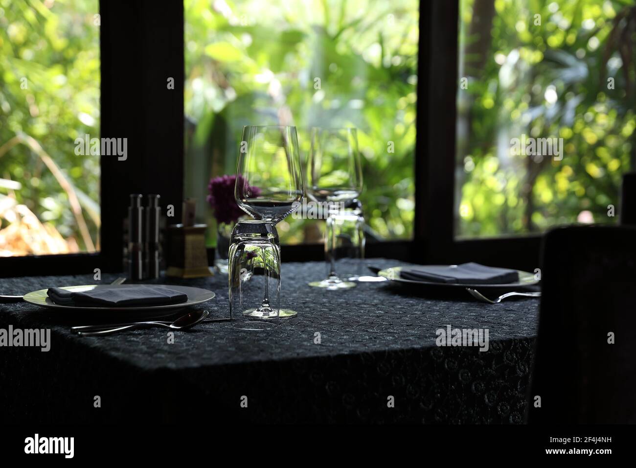 Tischset mit grünem Naturhintergrund Stockfoto