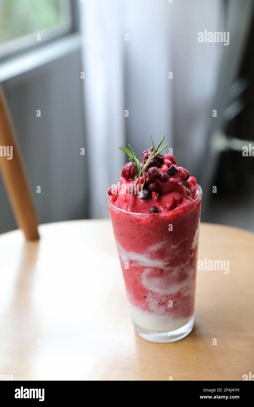 Gemischte beeren milchshake -Fotos und -Bildmaterial in hoher Auflösung ...