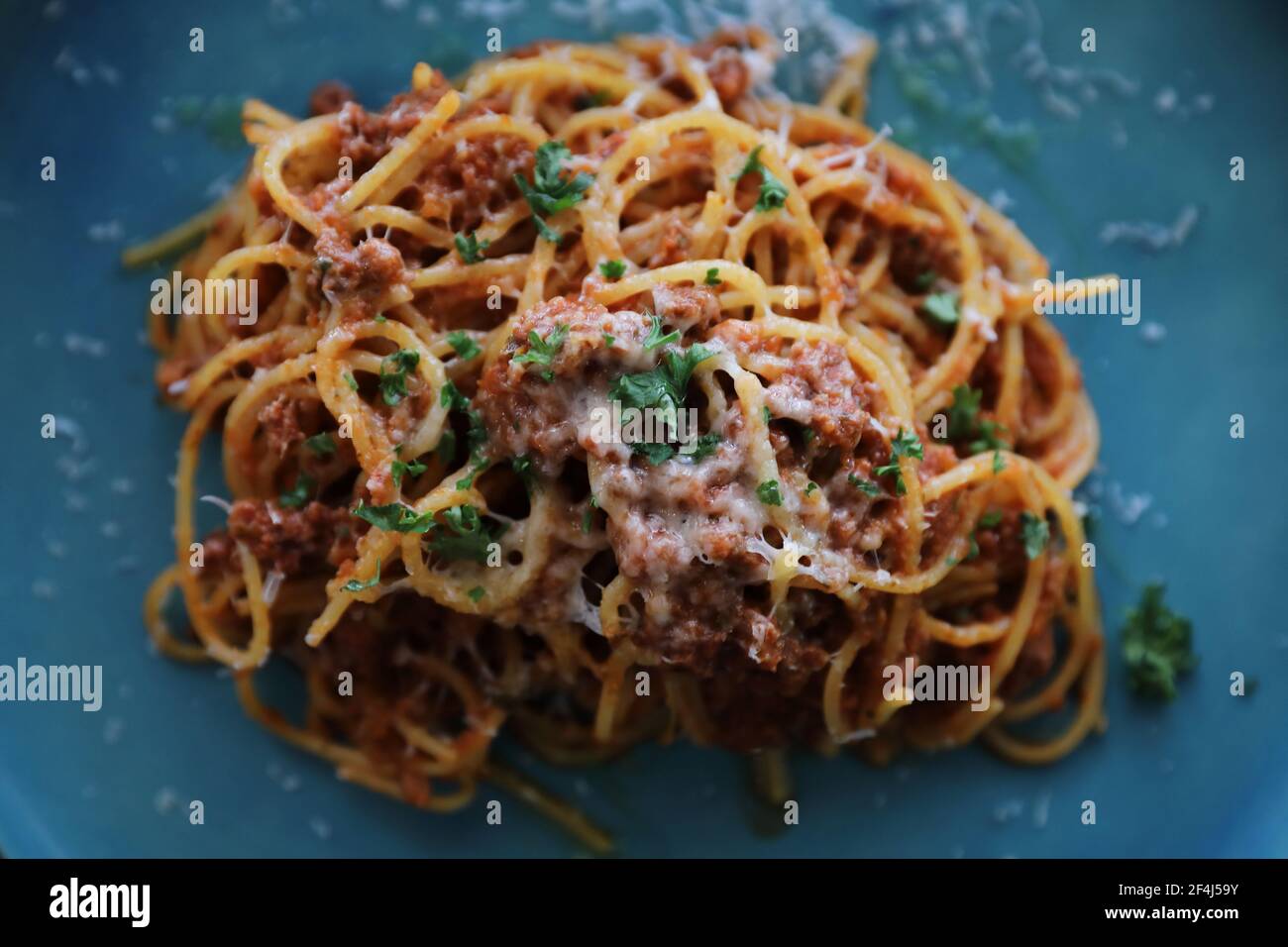 Spaghetti Bolognese mit Hackfleisch und Tomatensauce garniert mit Parmesan-Käse und Basilikum, italienische Küche von oben Stockfoto