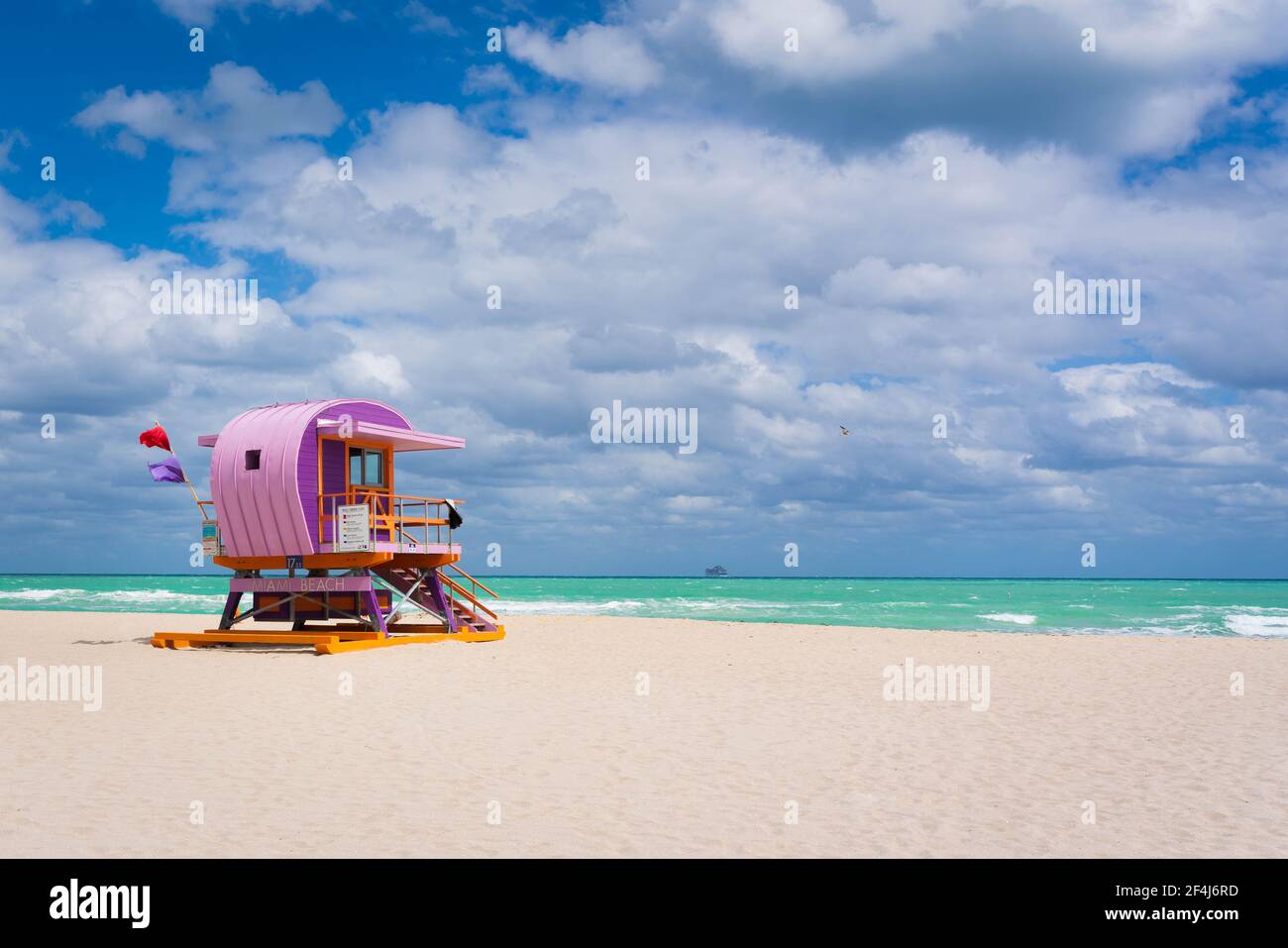 Sonniger Küstenstrand mit farbenfrohem Rettungsschwimmer-Turm in bSouth Beach, Miami-Dade, Florida USA Stockfoto